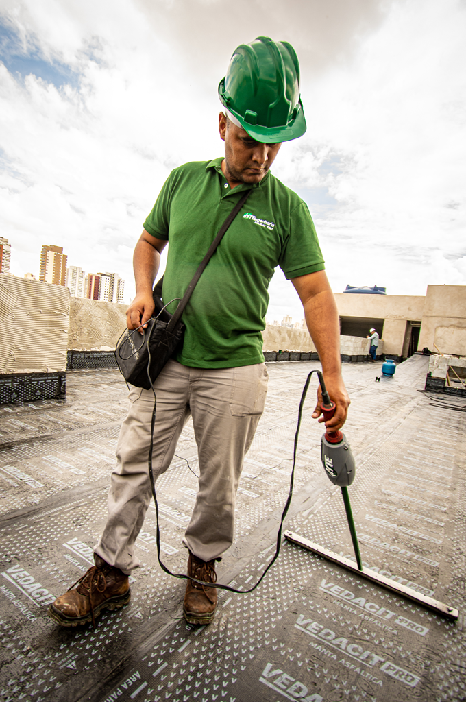 Na Holiday Detector, utilizamos uma ferramenta especializada que realiza testes de estanqueidade de forma totalmente ecológica.